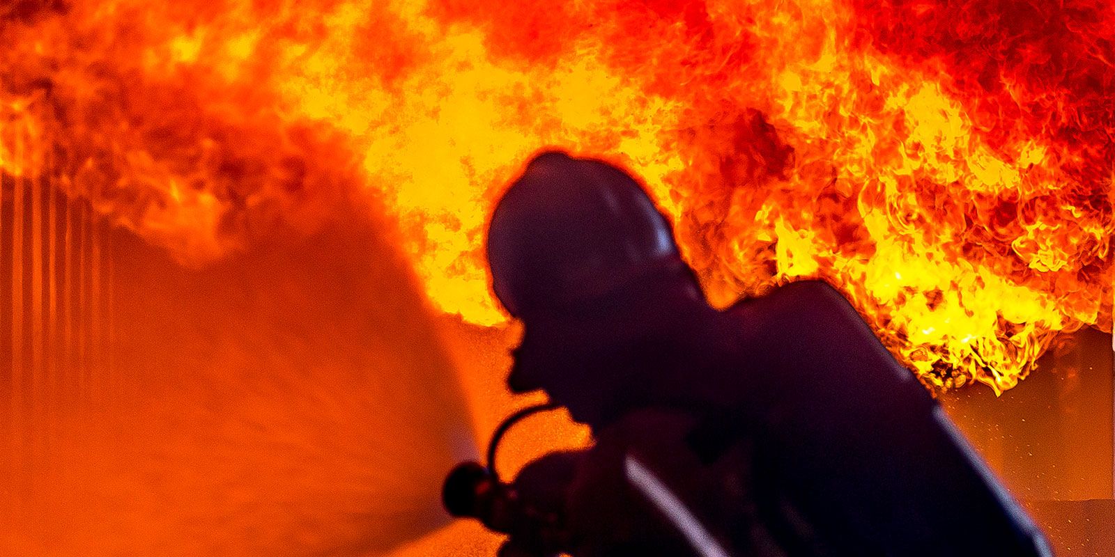 Bilde av en brannmann som bedriver slukning